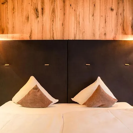 Superior Gourmethotel Yscla Otel 4*